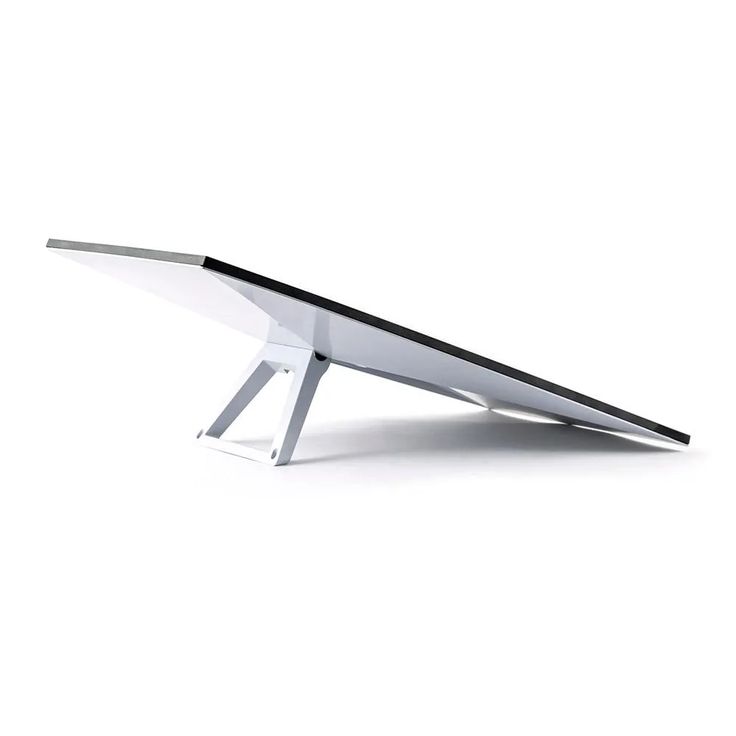 Vue latérale de l’antenne Starlink sur son support